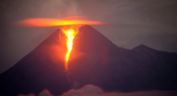 В центре Эквадора вулкан выбросил столб дыма на 10 км