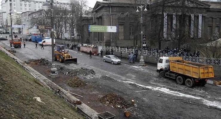 Проезд в центре Киева был частично возобновлен, но баррикады не сносят