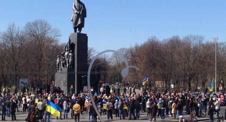 В центре Харькова проходит одновременно три митинга