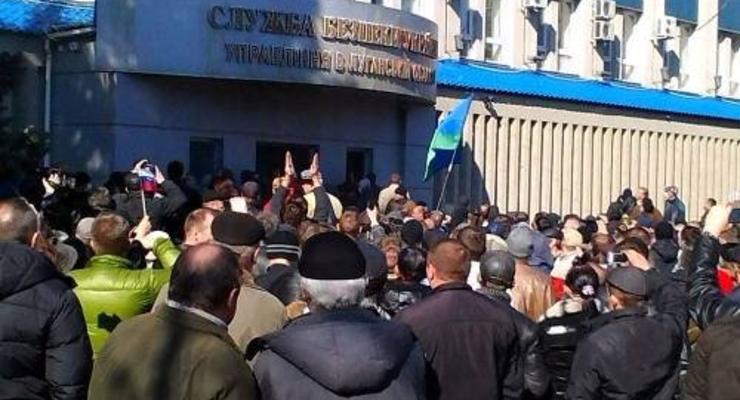 В Луганске участники митинга захватили СБУ. Есть пострадавшие