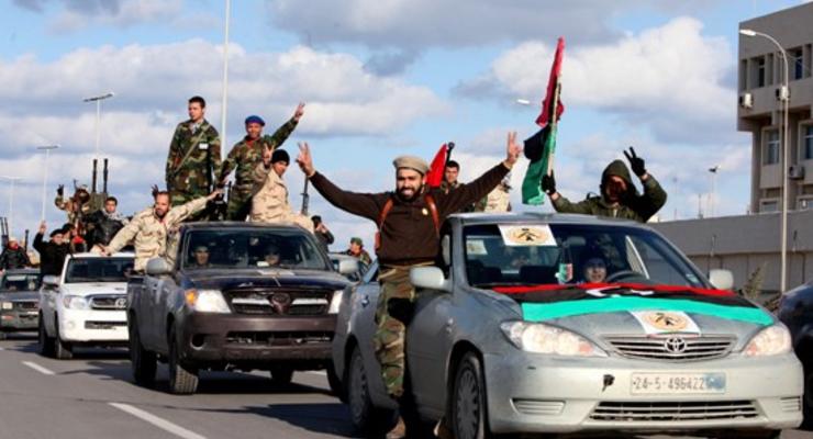 Власти Ливии и повстанцы договорились возобновить работу нефтяных портов