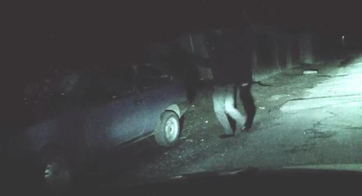 Очевидец заснял, как в Донецке разбили машину "бандеровцев"