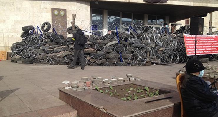 У Донецкой ОГА укрепили баррикады и установили флаг России