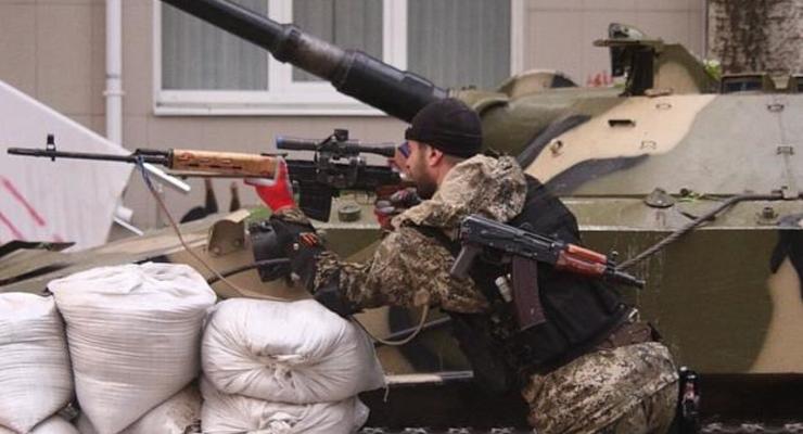 Штурм в Славянске: "Донецкая республика" разрешила своим бойцам носить автоматы (ОНЛАЙН)