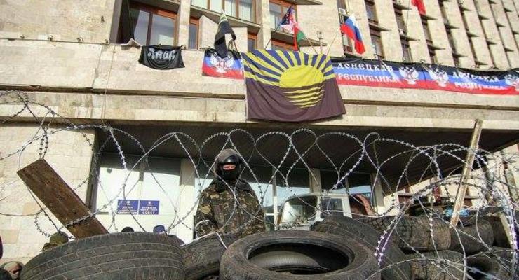 Оружие взяли, архивы спрятали. Митингующие Донецка уходят из СБУ