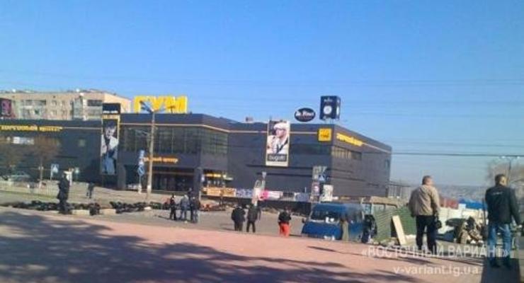 Возле СБУ в Луганске продолжают укреплять баррикады