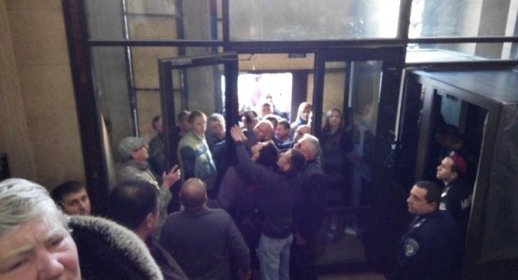 Во Львове активисты штурмовали здание облпрокуратуры