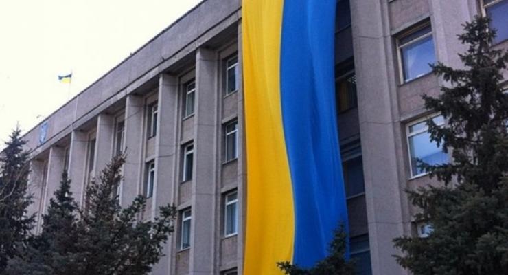 Огромный флаг Украины украсил здание Херсонского горсовета