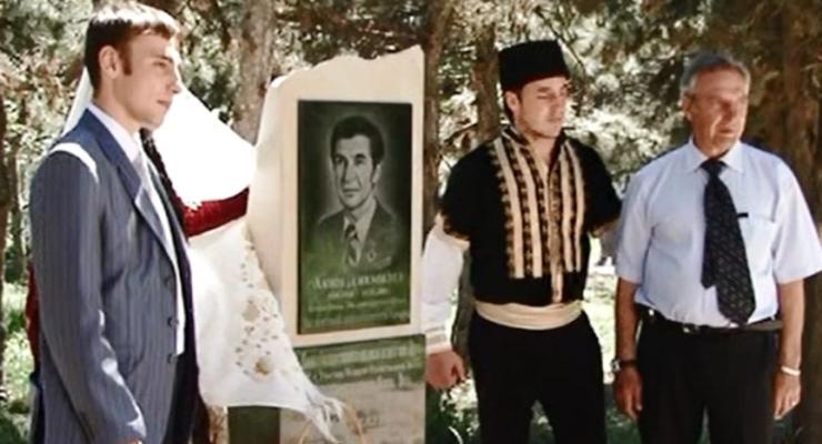 В Крыму вандалы осквернили памятник известному крымскому татарину