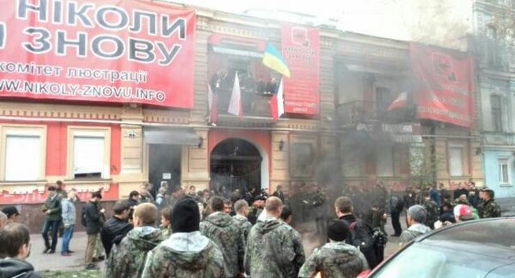 В Киеве неизвестные порвали и сожгли символику коммунистов
