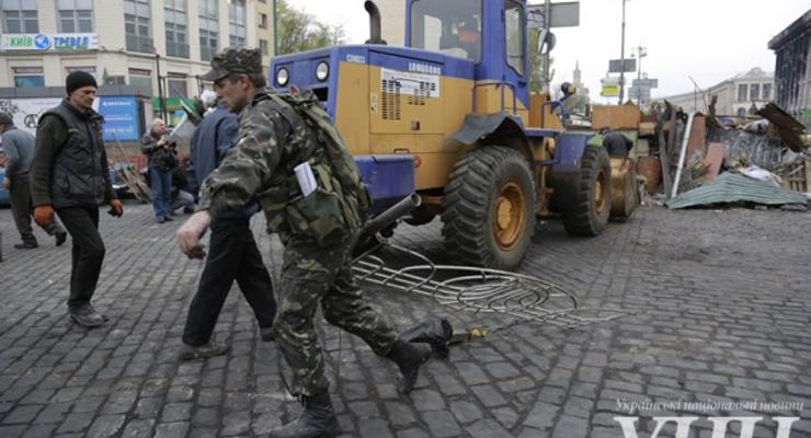 На Майдане перестраивают баррикады