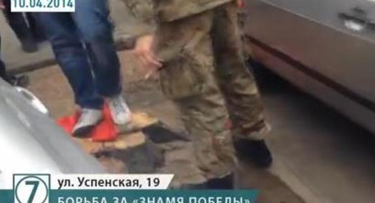 В Одессе неизвестные растоптали знамя Победы