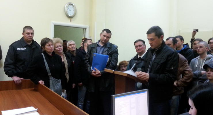 Троих подозреваемых в массовых беспорядках в Харькове суд отпустил под домашний арест
