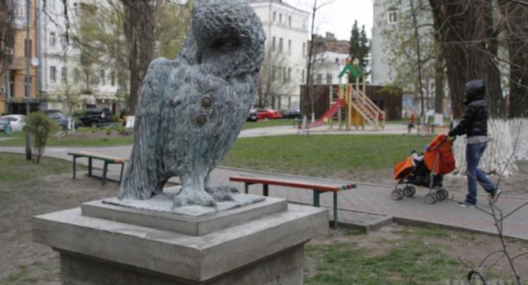 В Киеве появилась скульптура совы-интеллигентки