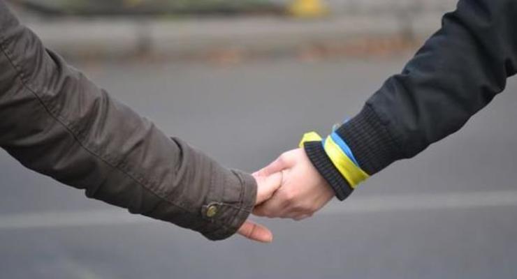 Украинцы в субботу построят "живую цепь" в знак мира и единства