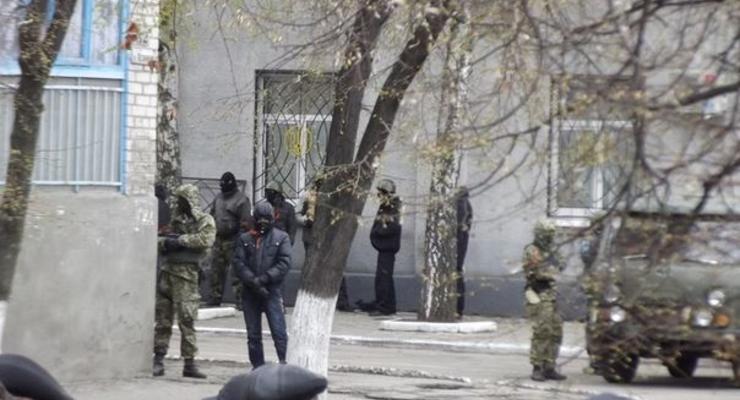 В Славянске Донецкой области вооруженные люди захватили горотдел милиции