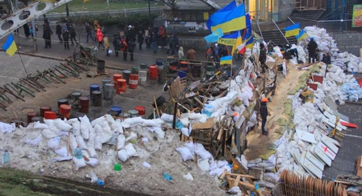 На Майдане в Киеве разбирают баррикады у Дома профсоюзов