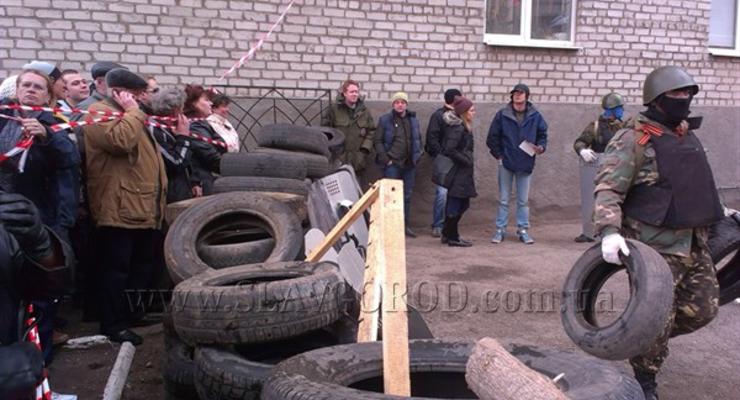 Возле захваченного горотдела милиции в Славянске возводят баррикады