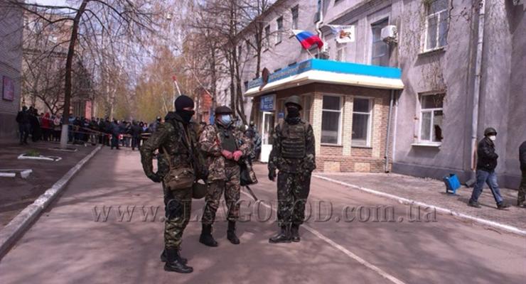 В Славянске захвачены здания милиции и СБУ, активистам раздают оружие - МВД