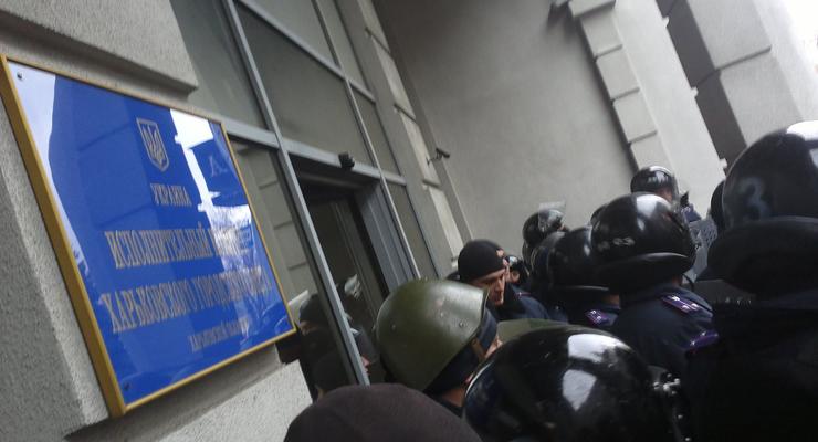 В Харькове пророссийские активисты штурмуют мэрию