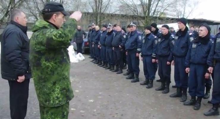 Милиционеры в Горловке отдали честь подполковнику российской армии
