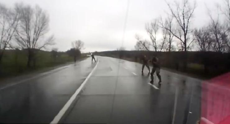 Появилось видео, как на Донбассе расстреляли машину
