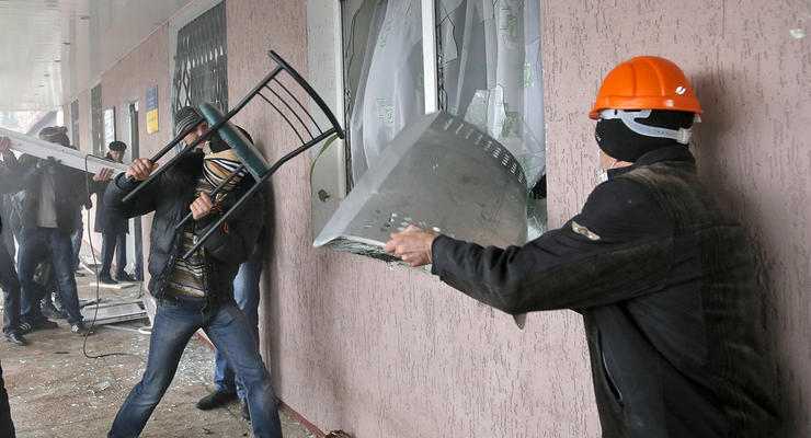 Штурм милиции в Горловке и "граната" для Ахметова: лучшие фото дня