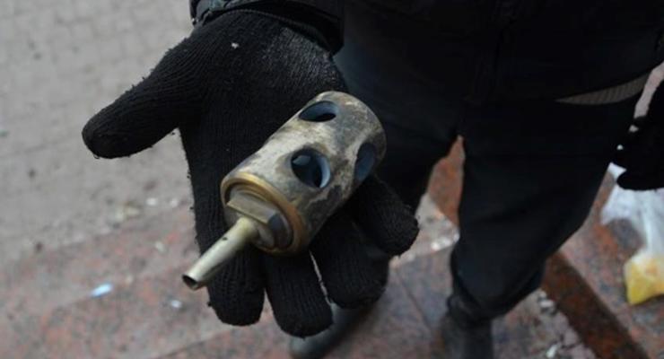 В Киеве Правый сектор забросал экс-беркутовцев светошумовыми гранатами