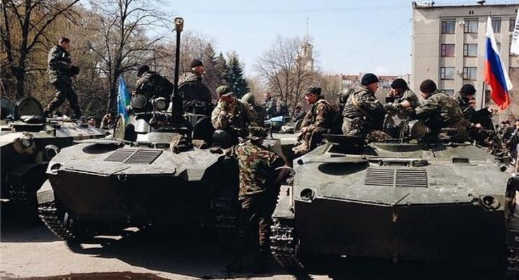 Захваченные БМД прибыли в Славянск под флагом РФ