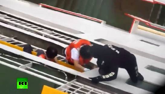 Видео спасения пассажиров потерпевшего крушение парома Севол