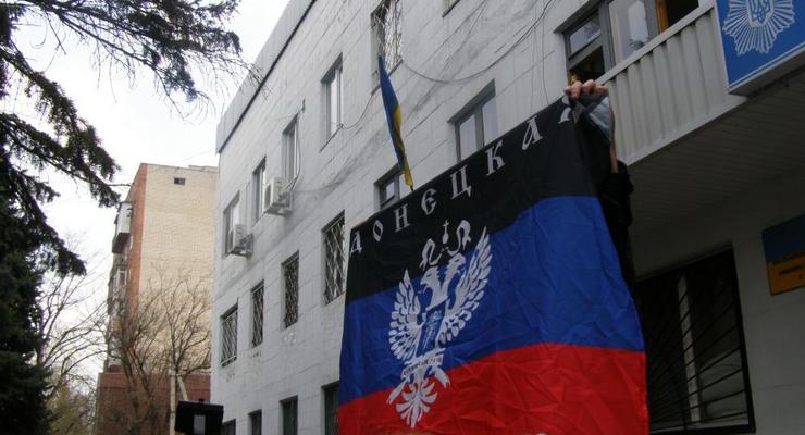 В Новоазовске и Красноармейске подняли флаги Донецкой республики