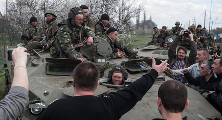 Шесть БМД ВС Украины остаются заблокированными в Славянске - Минобороны
