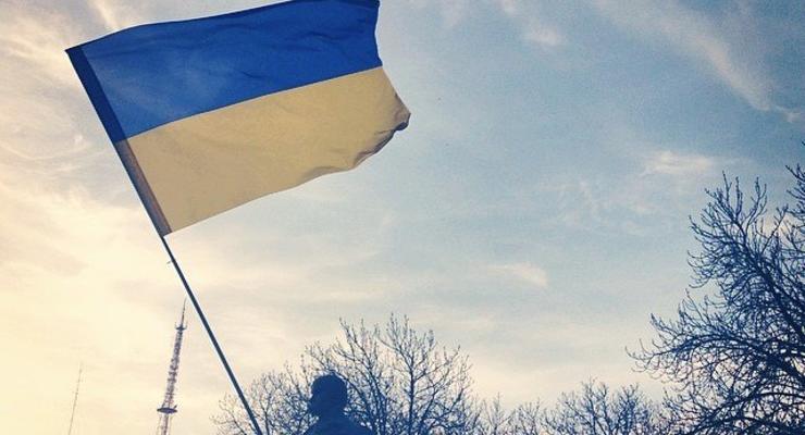 В Луганске памятник Ленину украсили флагом Украины