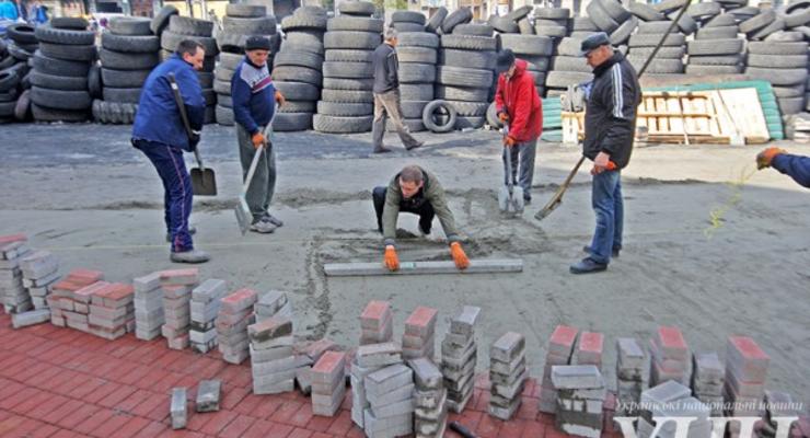 В Киеве на Грушевского кладут новую брусчатку