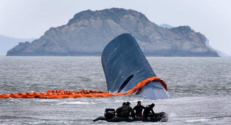 Южная Корея: спасатели продолжают отчаянный поиск 300 человек
