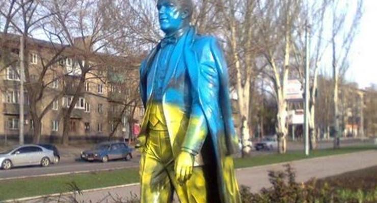 В Донецке памятник Кобзону покрасили в цвета украинского флага