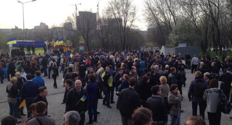В Донецке на проукраинский митинг уже собралось до 2 тысяч горожан