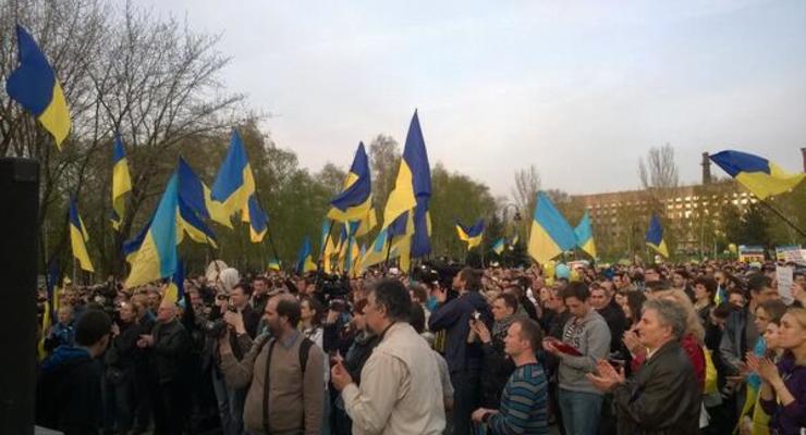 За единую Украину: в Краматорске митинговали около тысячи человек, в Донецке развернули флаг размером с площадь