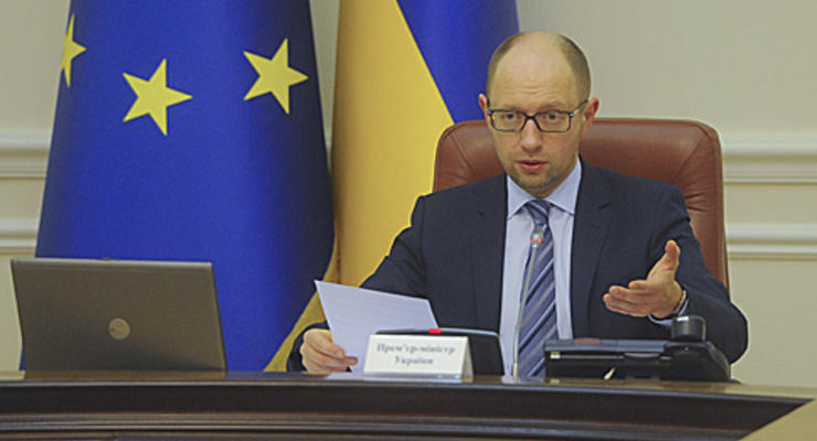 Яценюк поручил до октября обсудить децентрализацию власти
