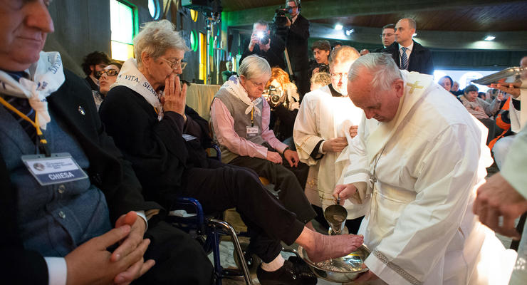 Папа Римский Франциск омыл и поцеловал ноги 12 инвалидам