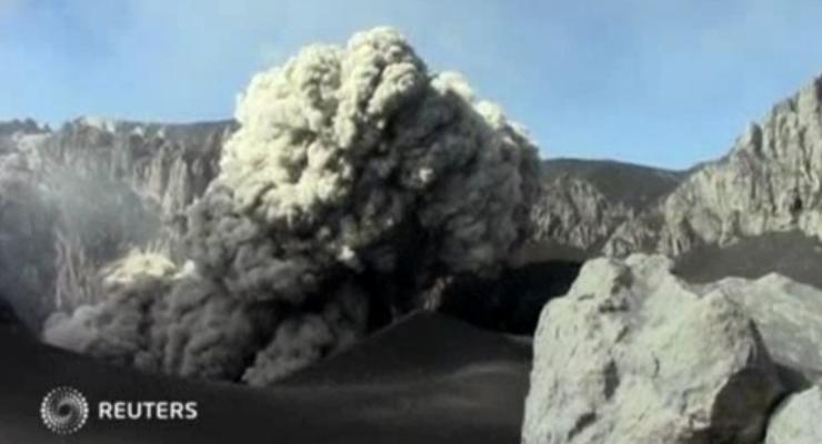 Перуанский вулкан Убинас засыпал пеплом 10 деревень