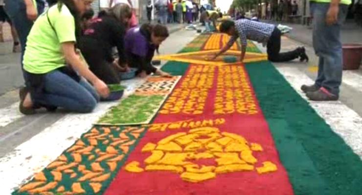 Рекорд: гватемальцы по случаю пасхальной недели создали ковер из живых цветов длиной два километра