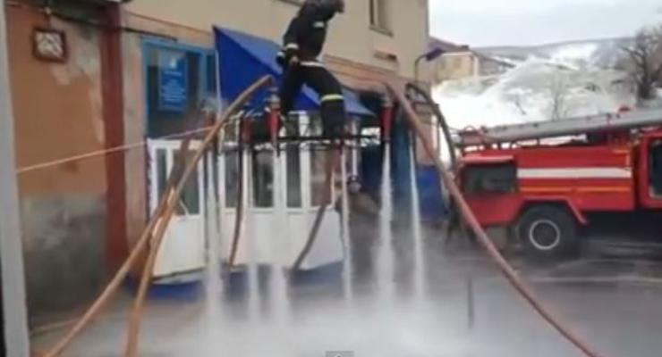 Российский пожарный соорудил "ковер-самолет" из шлангов и взлетел в воздух