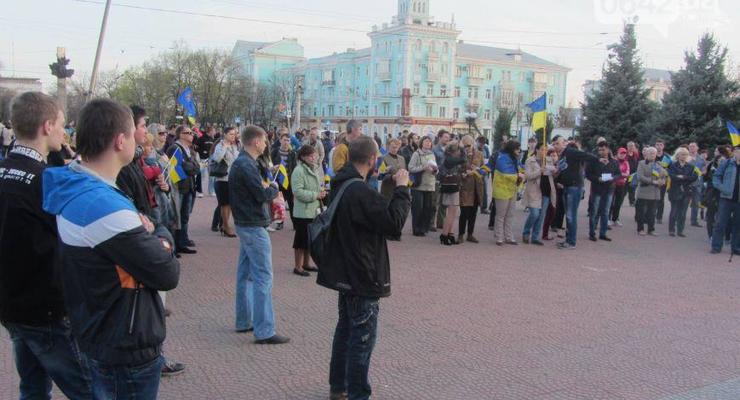 На митинге в Луганске активисты собирали продукты для военных