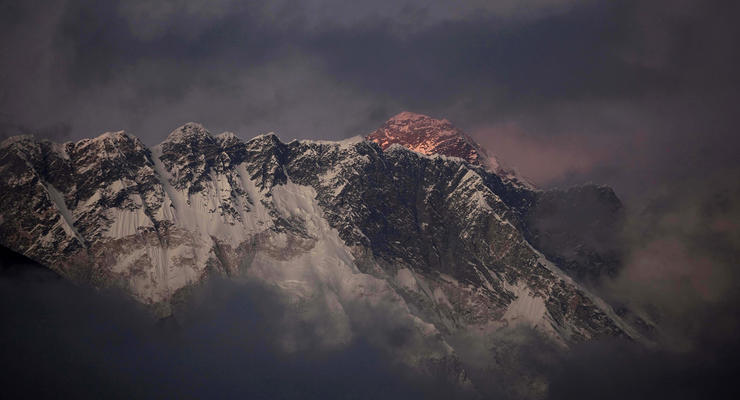 На Эвересте в результате схода лавины погибли 16 человек