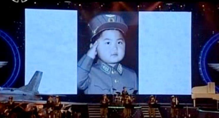 В Северной Корее впервые показали детские фотографии Ким Чен Уна