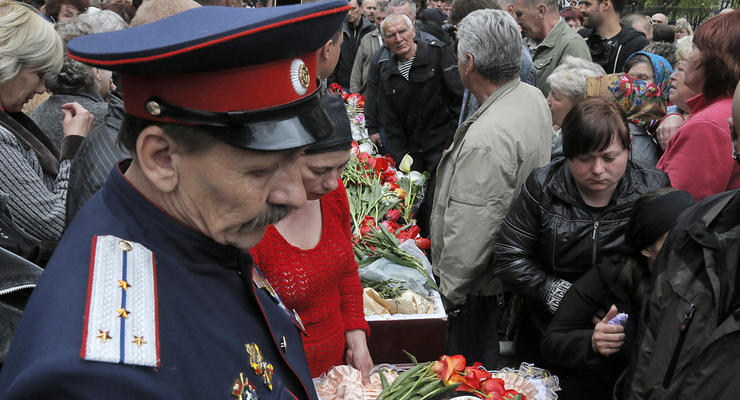 День в фото: похороны «героев Донбасса» и взрыв АЗС