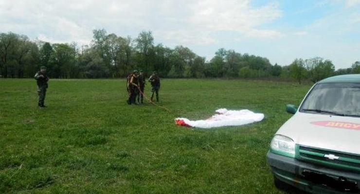 Пограничники задержали румына, который попал в Украину на парашюте