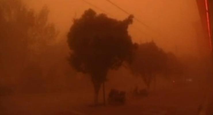 Мощная песчаная буря обрушилась на северо-запад Китая