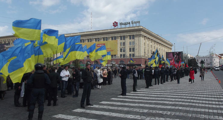 Возле Харьковского облсовета пикетируют сторонники федерализации и единой Украины